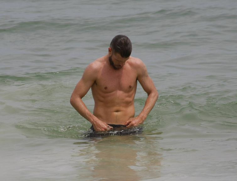 Rodrigo Hilbert mostra boa forma em dia na praia