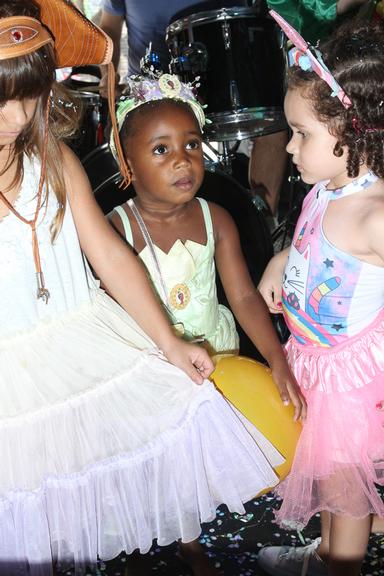 Julia, filha de Leandra Leal, curte bloco de carnaval infantil ao lado do pai Alê Youssef
