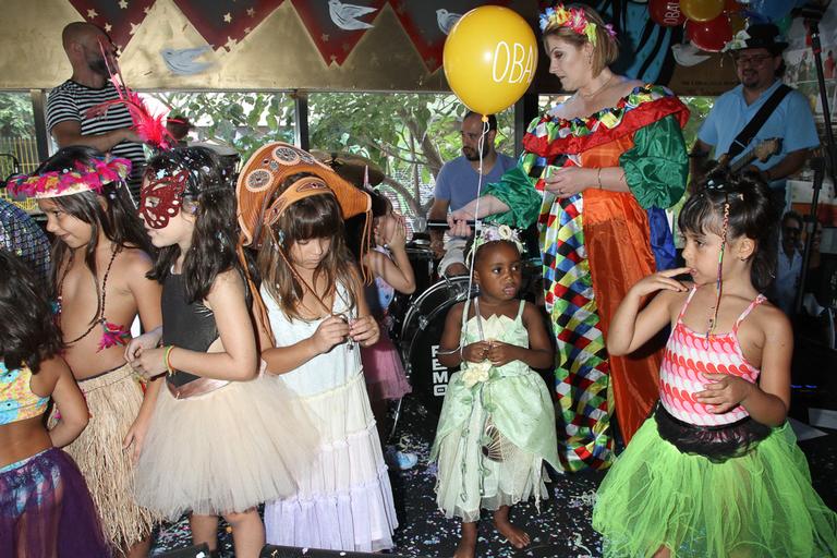 Julia, filha de Leandra Leal, curte bloco de carnaval infantil ao lado do pai Alê Youssef