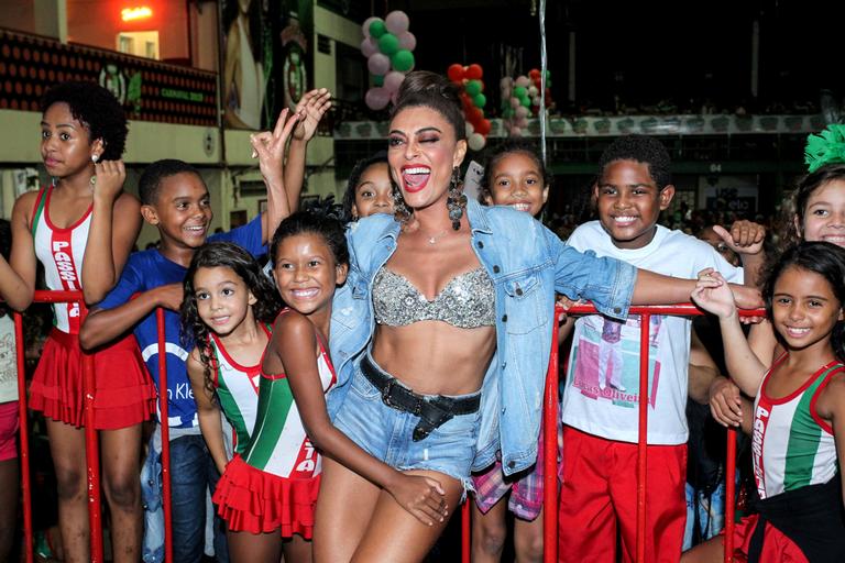 De top e micro shorts, Juliana Paes exibe barriga trincada em ensaio de Carnaval