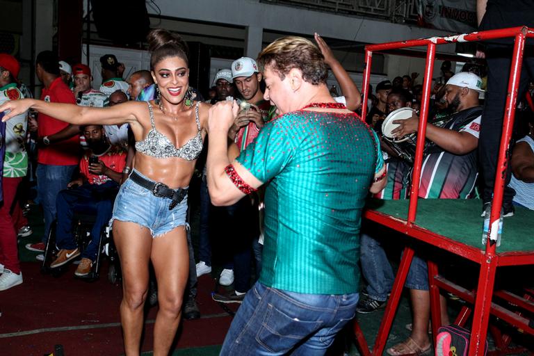 De top e micro shorts, Juliana Paes exibe barriga trincada em ensaio de Carnaval