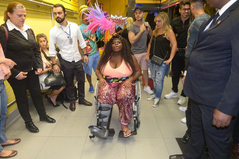 Com o pé machucado, Jojo Todynho agita evento em São Paulo