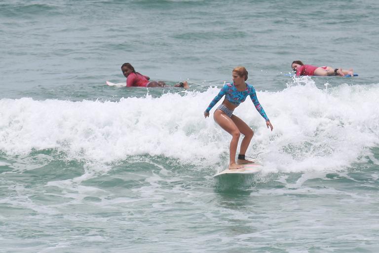 Isabella Santoni mostra habilidade em dia de surfe 