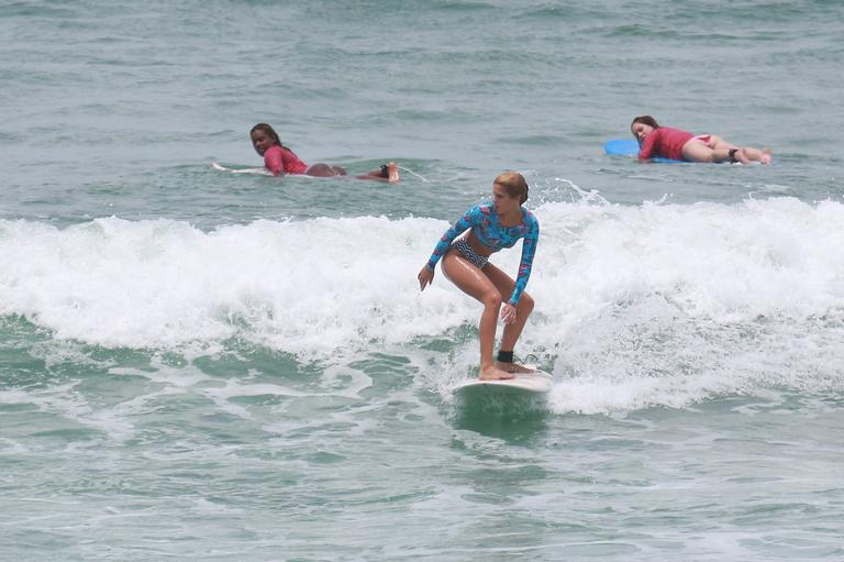 Isabella Santoni mostra habilidade em dia de surfe 