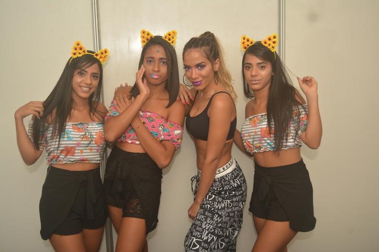 Anitta canta “Envolvimento” em show em Olinda