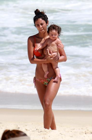 Yanna Lavigne curte dia na praia com a filha, Madalena