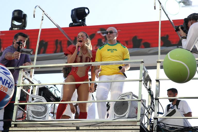 Claudia Leitte agita os foliões ao lado do rapper Pitbull