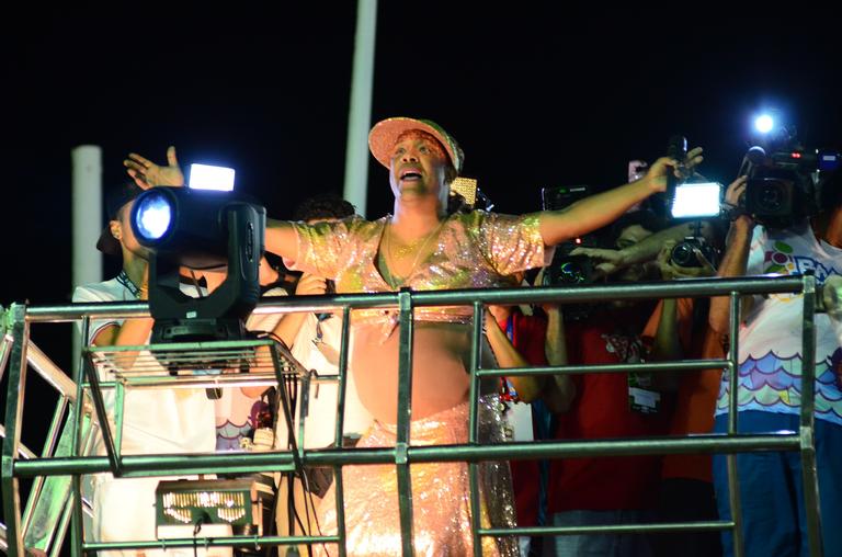 Márcio Victor, do Psirico, se veste de Ivete Sangalo no carnaval