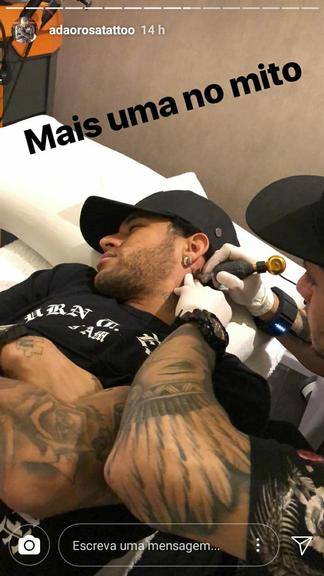 Neymar faz novas tatuagens