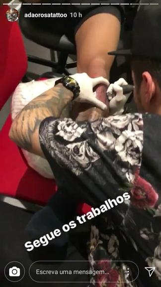 Neymar faz novas tatuagens