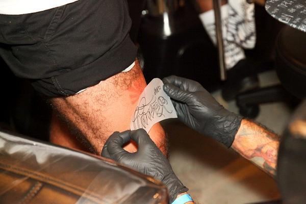 Caio Castro aproveita carnaval para fazer nova tatuagem