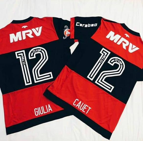 Cauet e Giulia, filhos de Júlio César, ganham camisas personalizadas do Flamengo