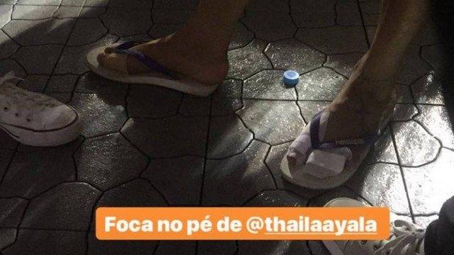 Thaila Ayala usa curativos no pé após desfile na Grande Rio