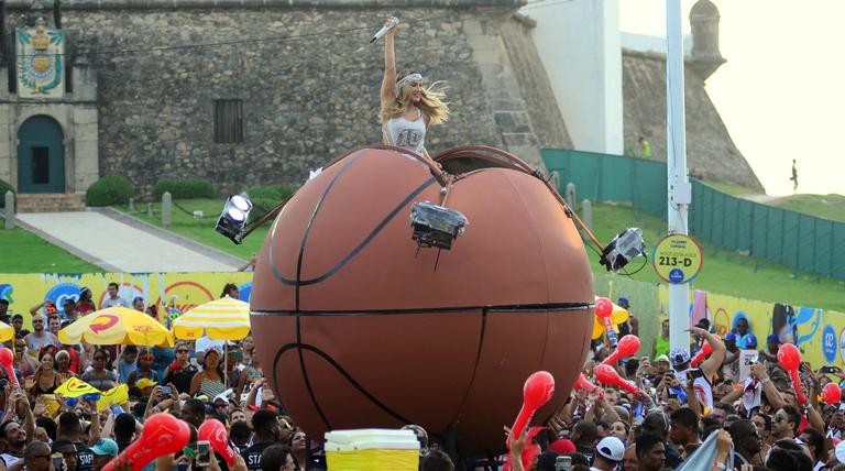 Claudia Leitte canta dentro de bola de basquete gigante 