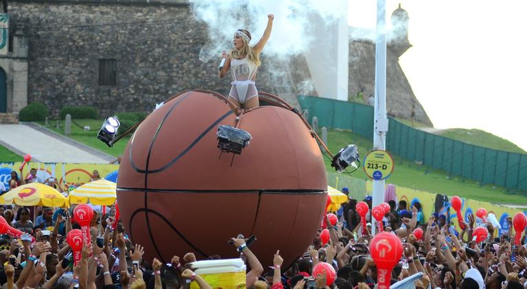 Claudia Leitte canta dentro de bola de basquete gigante 