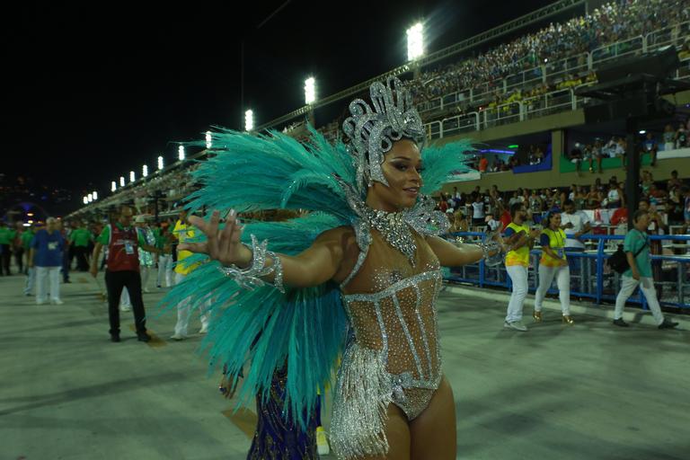 Juliana Alves mostra demais em desfile na Sapucaí