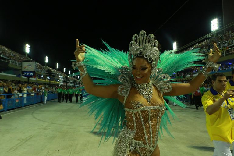 Juliana Alves mostra demais em desfile na Sapucaí