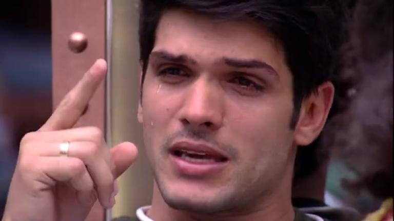 Lucas chora ao falar sobre a noiva no Big Brother Brasil 18