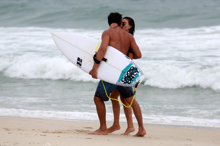 Isis Valverde curte dia na praia com o namorado