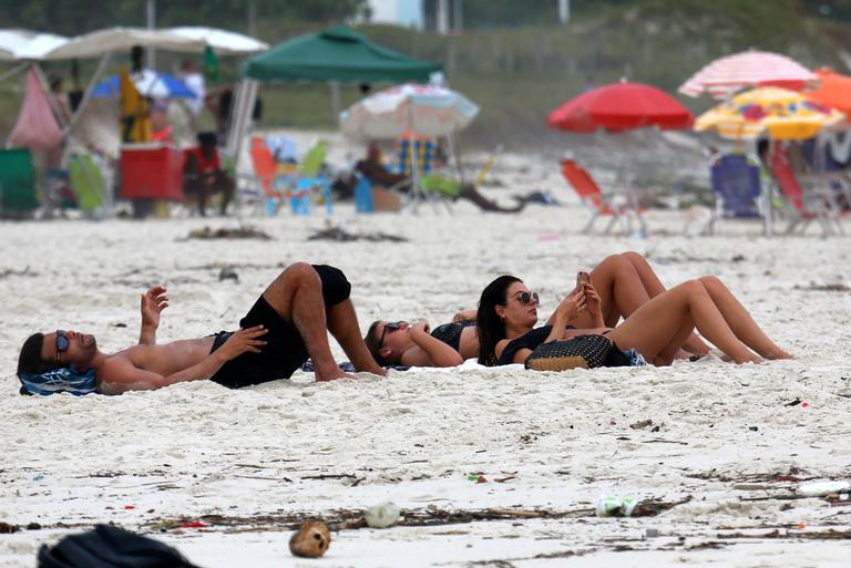 Isis Valverde curte dia na praia com o namorado