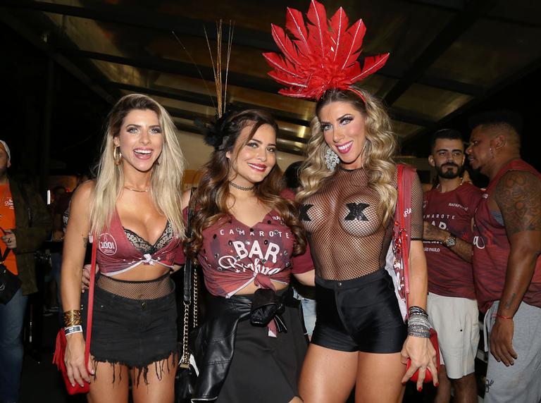 Famosos curtem desfile das campeãs em São Paulo