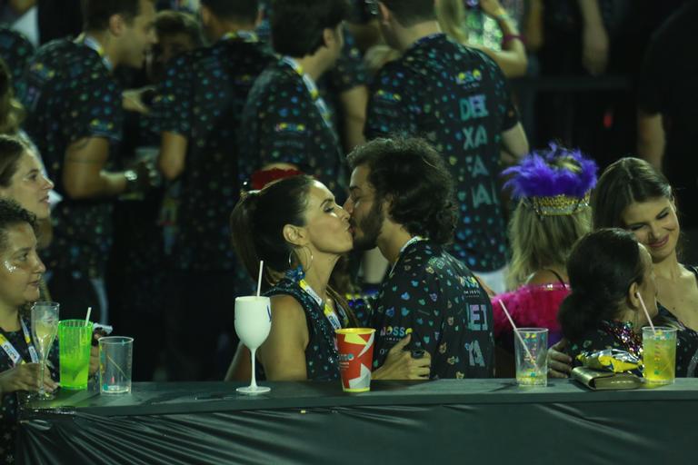 Fátima Bernardes beija muito em retorno à Sapucaí