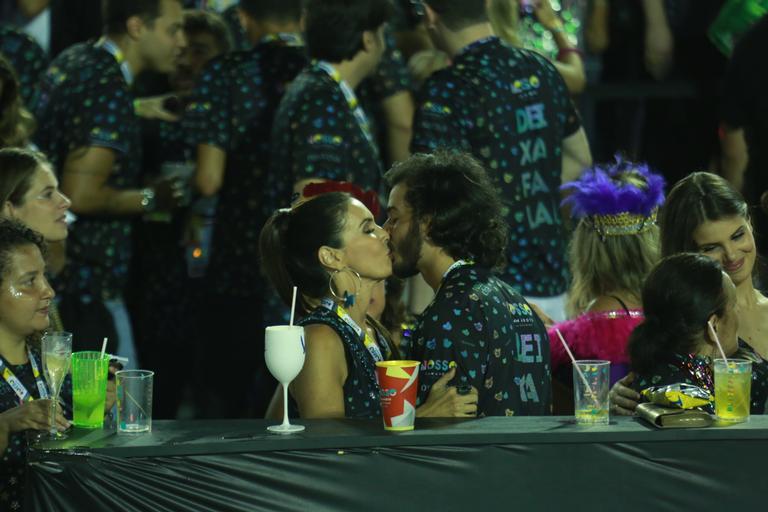 Fátima Bernardes beija muito em retorno à Sapucaí