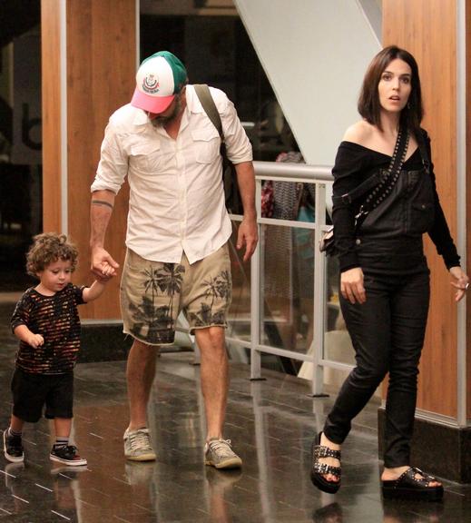 Alexandre Nero passeia com a família no Rio de Janeiro