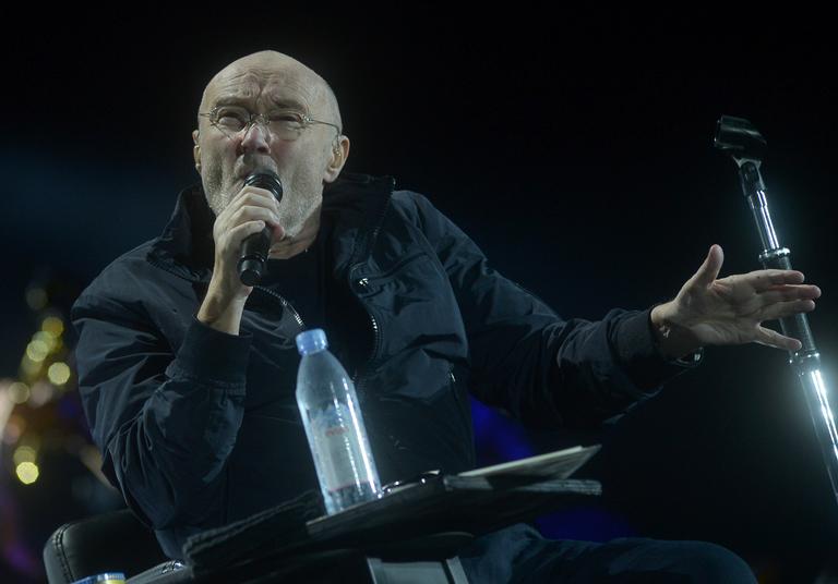 De bengala, Phil Collins se apresenta em São Paulo