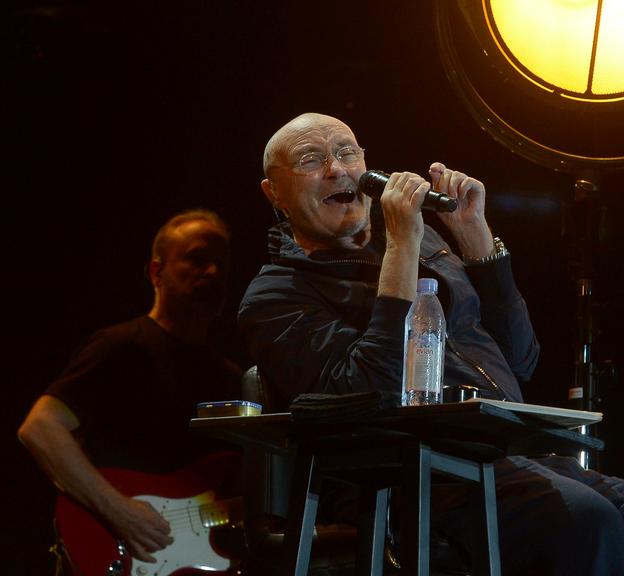De bengala, Phil Collins se apresenta em São Paulo