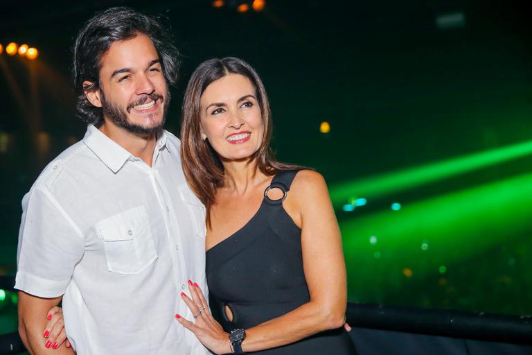 Fátima Bernardes e Túlio Gadêlha: clima de romance em show