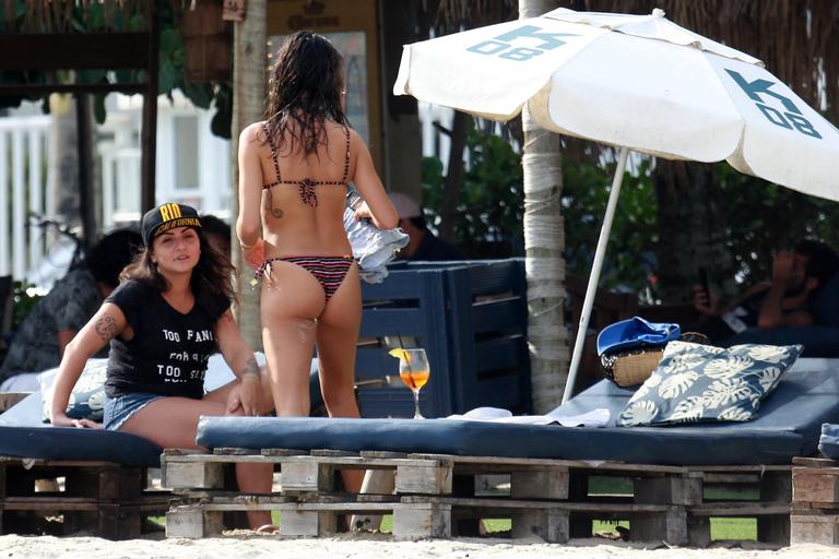 Isis Valverde exibe boa forma em dia na praia com o namorado