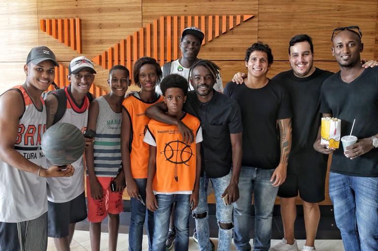 Jonathan Azevedo promove ação social com crianças e adolescentes no Rio de Janeiro