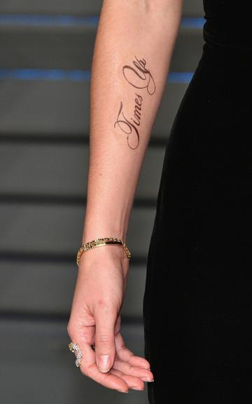 Emma Watson faz tatuagem com erro ortográfico 