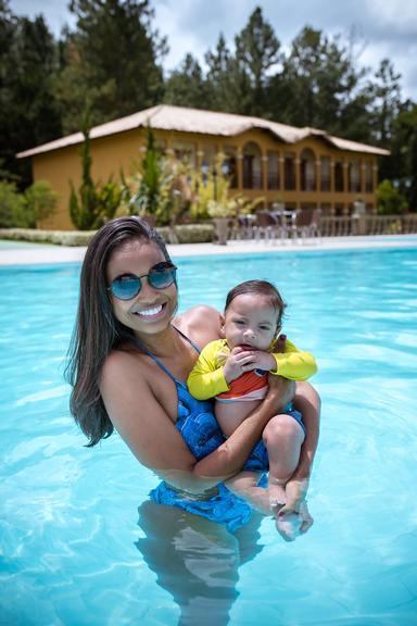 Sheron Menezzes, Maíra Charken, Juliana Alves e Aline Dias levam suas famílias para final de semana em resort
