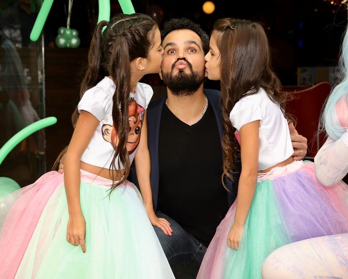 Luciano Camargo celebra o aniversário das filhas gêmeas