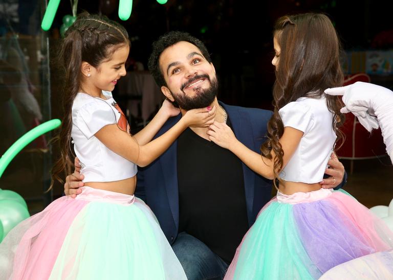 Luciano Camargo celebra o aniversário das filhas gêmeas