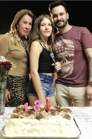 Zilu Camargo vai ao aniversário da filha do namorado