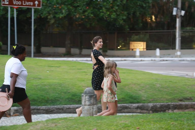 Grazi Massafera brinca com a filha, uma amiguinha e a babá na orla carioca