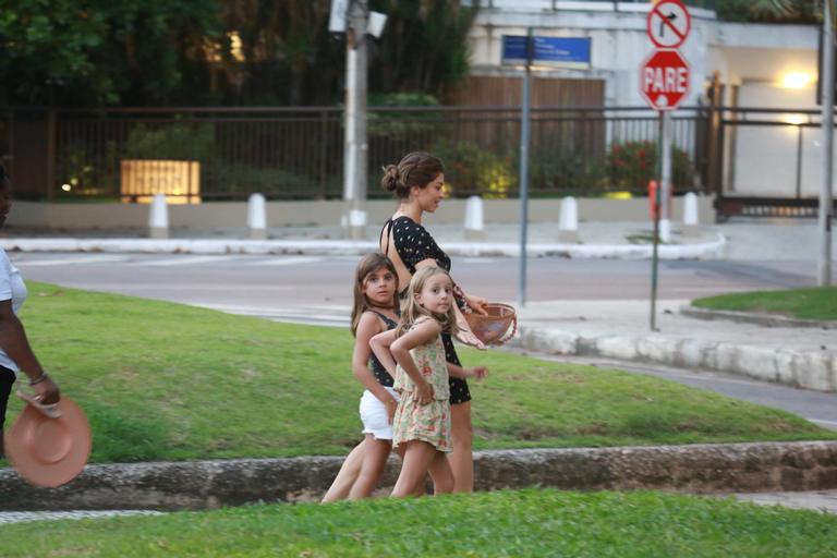 Grazi Massafera brinca com a filha, uma amiguinha e a babá na orla carioca