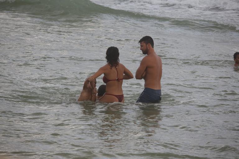 Juliana Paes curte dia de praia com a família