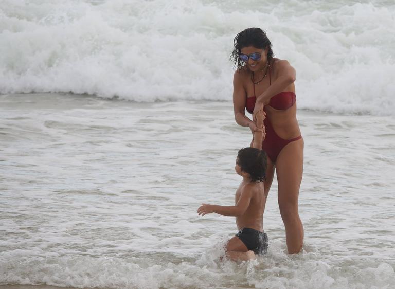 Juliana Paes curte dia de praia com a família