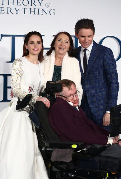 Stephen Hawking e elenco do filme A Teoria de Tudo