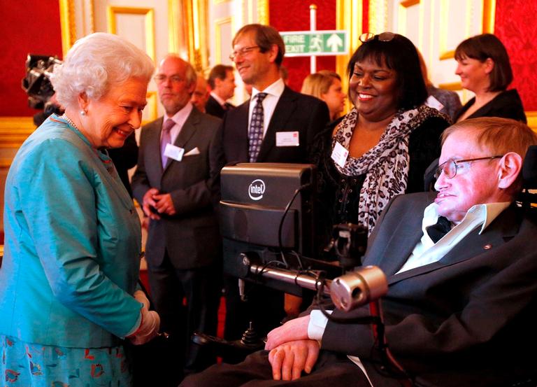 Stephen Hawking e rainha Elizabeth II