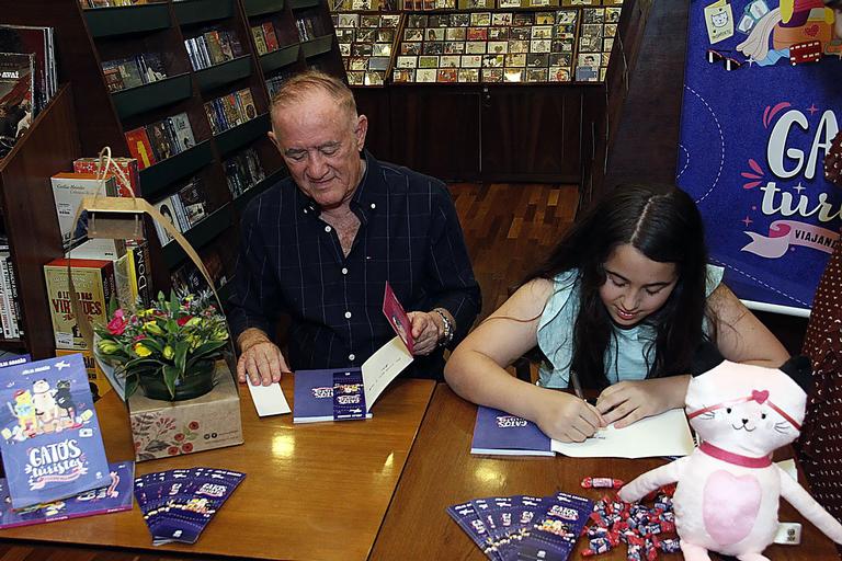 Renato Aragão e sua família prestigiam o lançamento do livro de Julia Aragão, neta do humorista