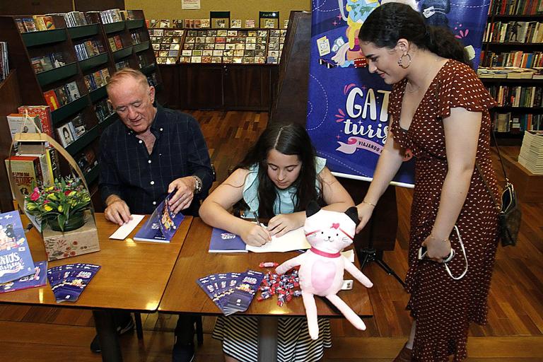 Renato Aragão e sua família prestigiam o lançamento do livro de Julia Aragão, neta do humorista