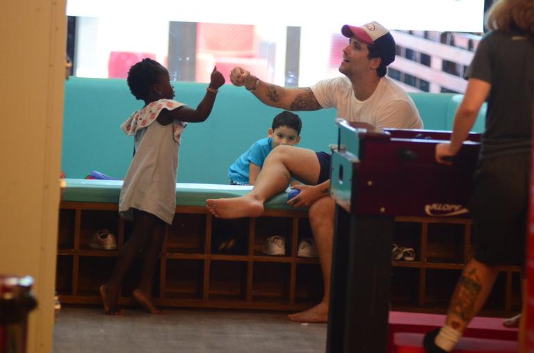 Bruno Gagliasso brinca com a filha, Titi, no Rio de Janeiro