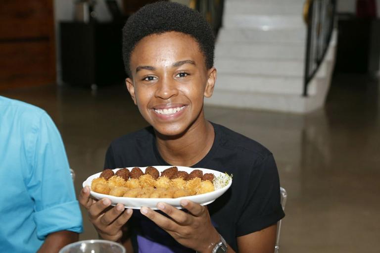 Jean Paulo participa da degustação para sua festa de 15 anos