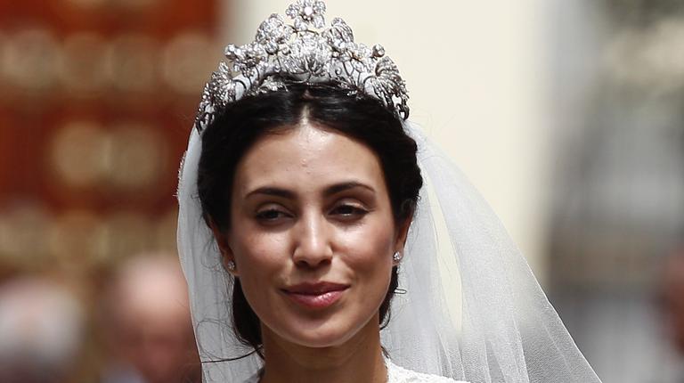 Modelo peruana se casa em enlace real com tiara avaliada em R$ 8 mi