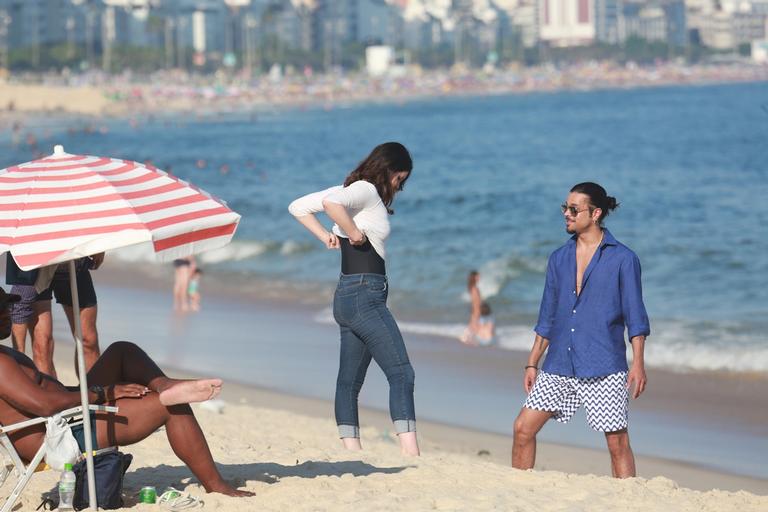 No Rio, Lana Del Rey curte praia com look inusitado